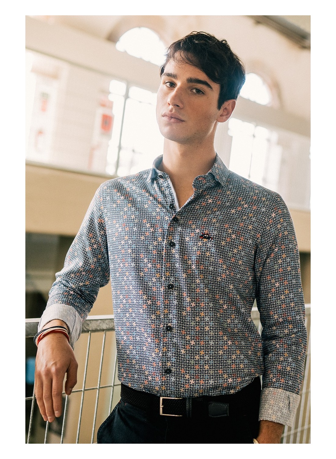 camisa hombre con estampado geometrico multicolor